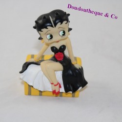 Pin up Betty Boop resin figure sitting on a 10 cm resin trunk