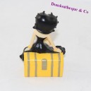 Figurine en résine Pin up Betty Boop assise sur une malle résine 10 cm