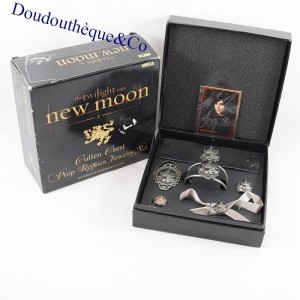 Coffret collector bijoux Twilight NECA New Moon set de 6 bijoux replica Cullen