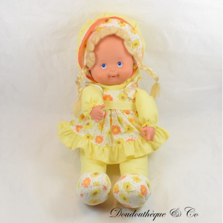 Stoffpuppe mit Zöpfen Silikonkopf blaue Augen Vintage gelbes Blumenkleid 38 cm Stoffpuppe mit Zöpfen Silikonkopf blaue Augen Vintage gelbes Blumenkleid 38 cm